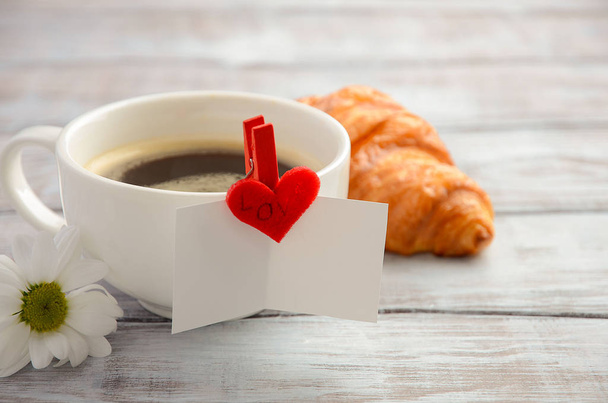Taza de café fresco por la mañana con tarjeta de San Valentín
 - Foto, Imagen