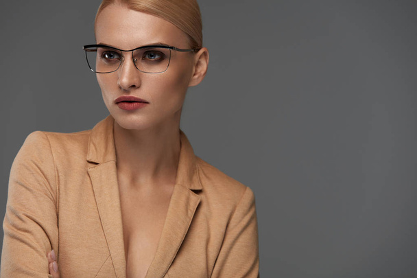 Beautiful Confident Business Woman In Fashion Glasses Portrait - Foto, Imagem