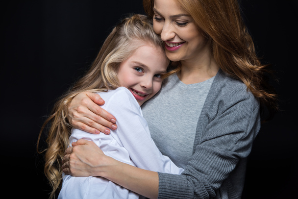 Moeder en dochter omhelzen - Foto, afbeelding