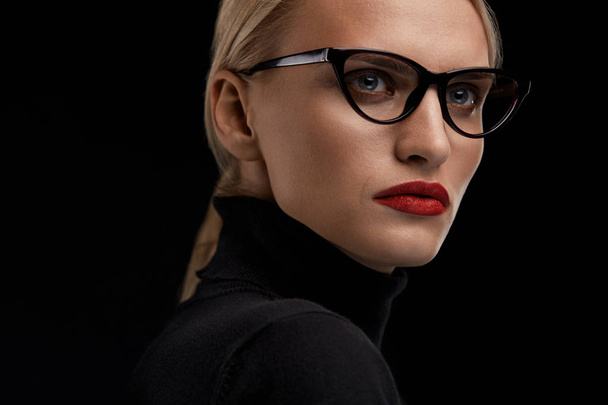 Woman Wearing Fashion Glasses. Female With Red Lips In Eyewear - Foto, Imagem