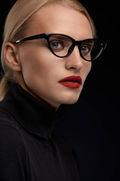 Woman Wearing Fashion Glasses. Female With Red Lips In Eyewear - Foto, Imagen