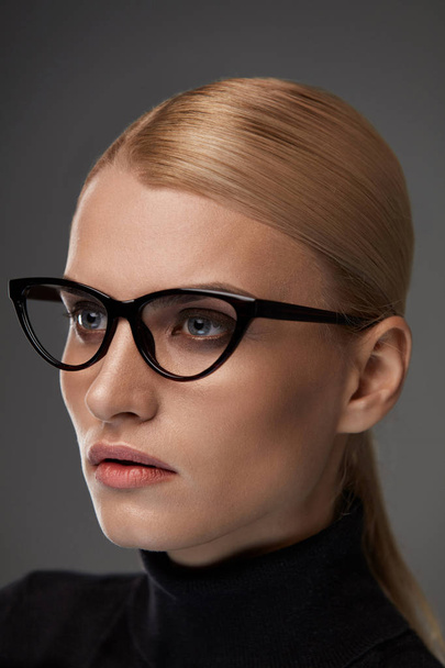 Women Eyewear. Beautiful Woman In Glasses, Stylish Eyeglasses - 写真・画像
