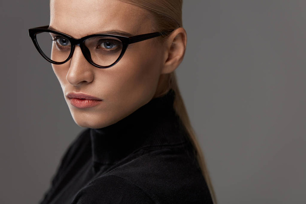 Women Eyewear. Beautiful Woman In Glasses, Stylish Eyeglasses - Valokuva, kuva