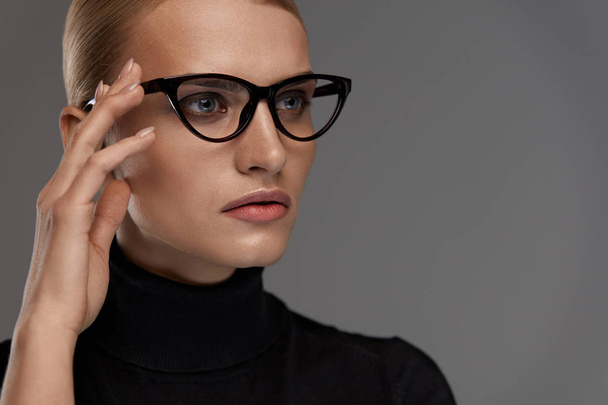 Female Eyewear Style. Beautiful Woman In Fashion Eyeglasses  - Fotoğraf, Görsel