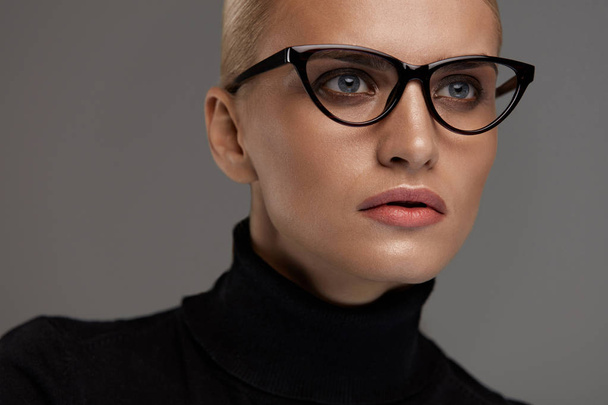 Female Eyeglasses. Beautiful Woman In Glasses, Eyewear - Фото, зображення