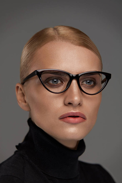 Female Eyeglasses. Beautiful Woman In Glasses, Eyewear - Fotó, kép