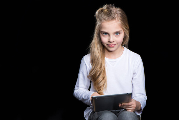 meisje met digitale tablet - Foto, afbeelding