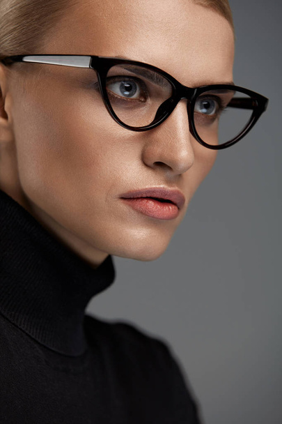 Women Fashion Glasses. Girl In Eyewear Frame, Stylish Eyeglasses - Fotoğraf, Görsel
