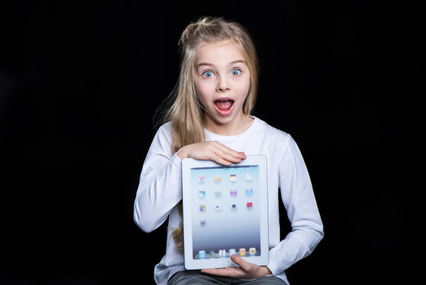 meisje met digitale tablet - Foto, afbeelding