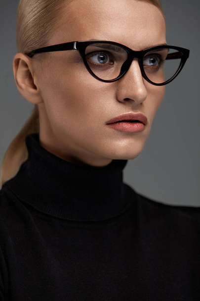 Women Fashion Glasses. Girl In Eyewear Frame, Stylish Eyeglasses - Zdjęcie, obraz