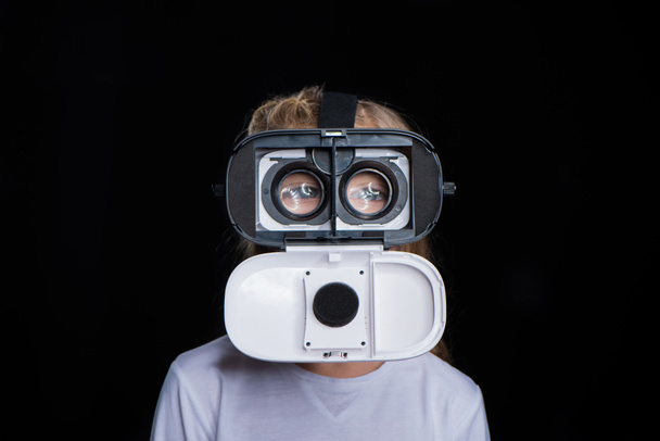 Meisje in virtual reality headset - Foto, afbeelding