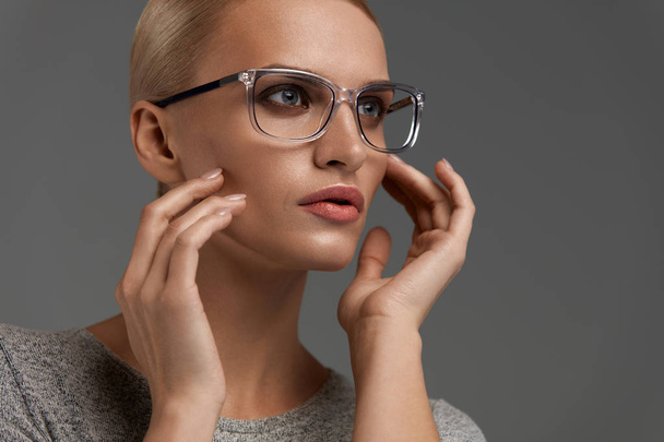 Women Fashion Glasses. Girl In Stylish Grey Eyeglasses, Eyewear - Foto, Imagem