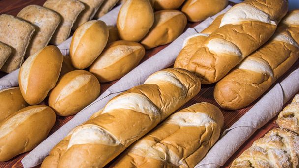 Mnoho smíšených chlebů. Chléb, bochník chleba, těsta, potraviny, pekařství - Fotografie, Obrázek