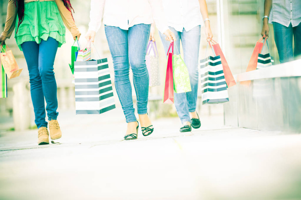 Young Women Shopping - Фото, изображение