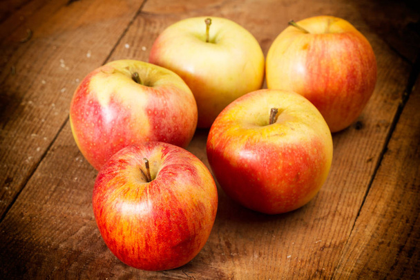 Punaiset omenat puulaatikossa
 - Valokuva, kuva