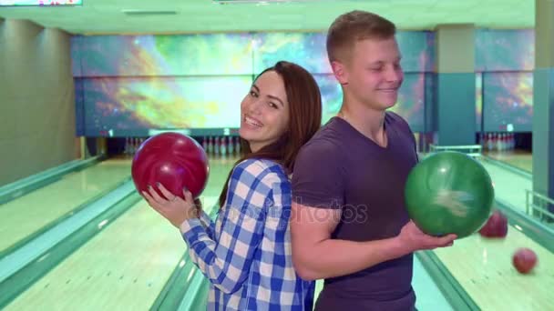 Ragazzo e ragazza si girano faccia a faccia al bowling
 - Filmati, video