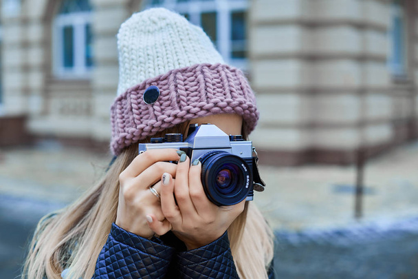 Bella ragazza fotografo fotografare il centro storico con macchina fotografica retrò
 - Foto, immagini