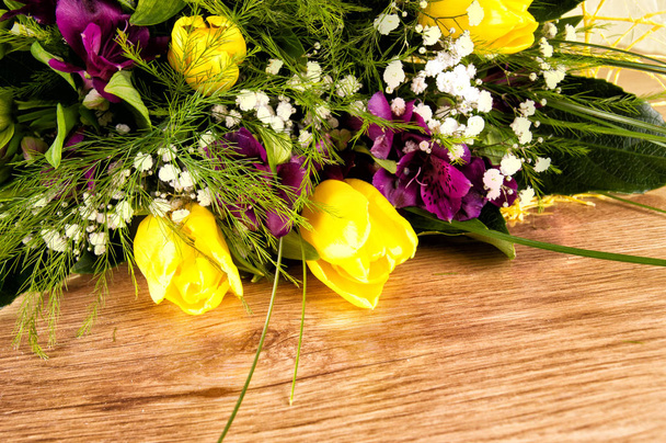 flowers on a wooden background - Foto, afbeelding