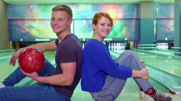 Garçon et fille montrer leurs pouces au bowling
 - Séquence, vidéo