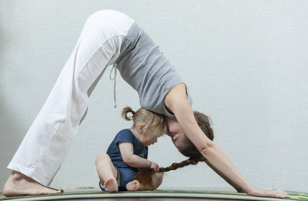  Yoga fitness moeder met baby. - Foto, afbeelding