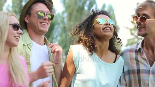Jovens casais desfrutando de seu tempo no festival de música, cantando, dançando juntos
 - Filmagem, Vídeo