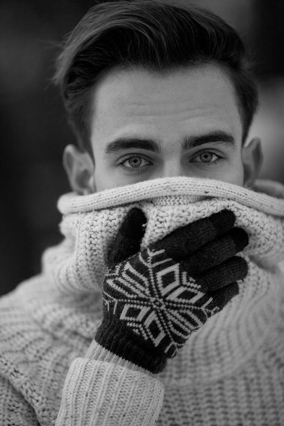 Młody mężczyzna portret w chłodne zimowe dni.  - Zdjęcie, obraz
