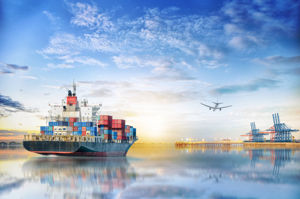 Logistyka i transport międzynarodowy ładunków kontenerowych statków i ładunku płaszczyzny w oceanie Zmierzch niebo - Zdjęcie, obraz