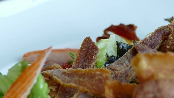 Zeleninový salát s krabími tyčinkami - Záběry, video