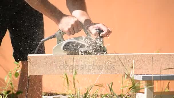 Schreiner beschwert sich über Balken mit elektrischer Holzhobelmaschine - Filmmaterial, Video