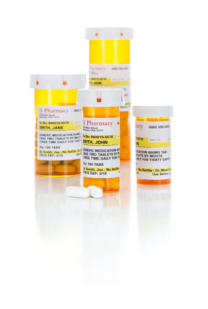 Бутылки и таблетки по рецепту непатентованной медицины, изолированные на белом
 - Фото, изображение