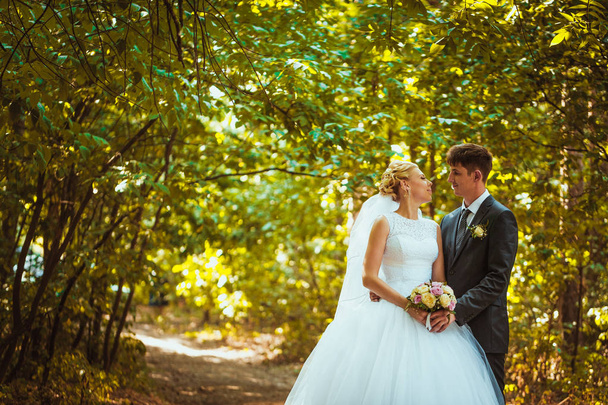 bride and groom on the forest background - Foto, imagen