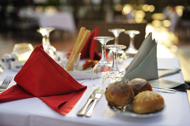 λευκό και κόκκινο γιορτινό τραπέζι - Φωτογραφία, εικόνα
