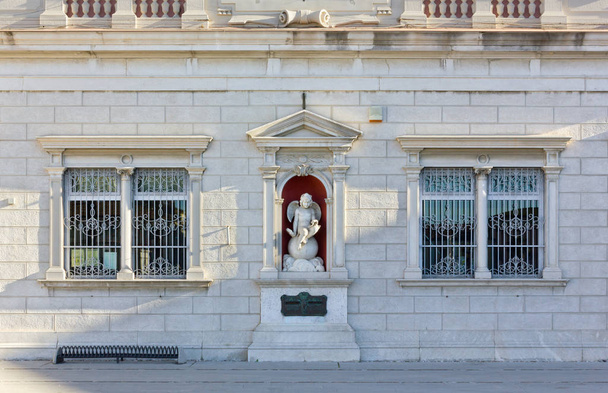 Neoklassieke gebouw in het belangrijkste plein van Palmanova - Foto, afbeelding