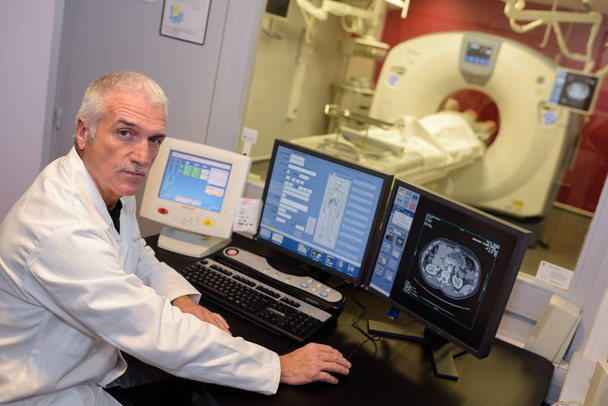 МРТ-технолог позирует и магнитный
 - Фото, изображение