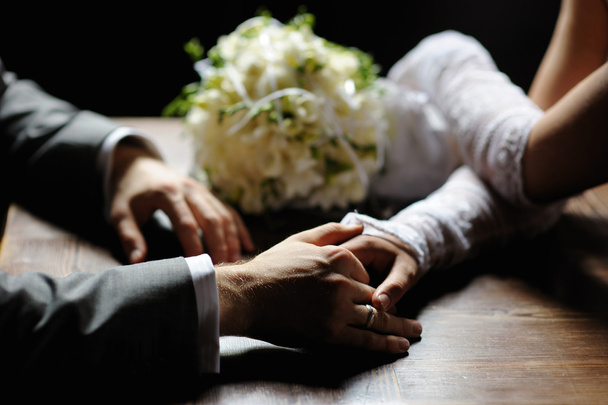 Bride and groom holding their hands - Foto, Bild