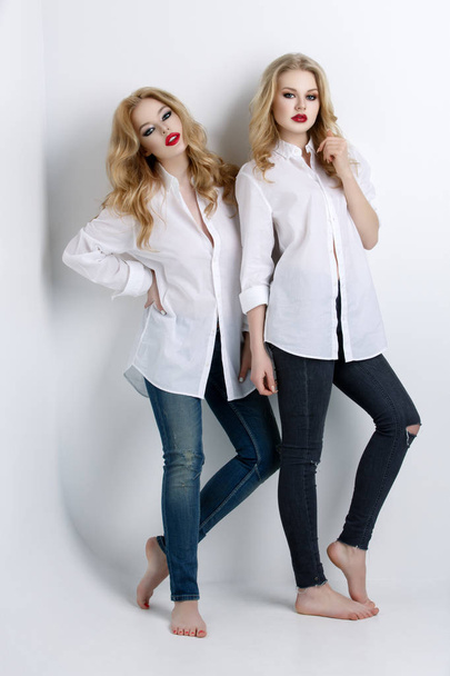 Δύο όμορφα κορίτσια σε ανδρικά πουκάμισα και τζιν - Φωτογραφία, εικόνα