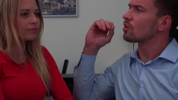 Bir erkek ve bir kadın (genç ve çekici) ciddi bir konu - closeup tartışmak - Video, Çekim