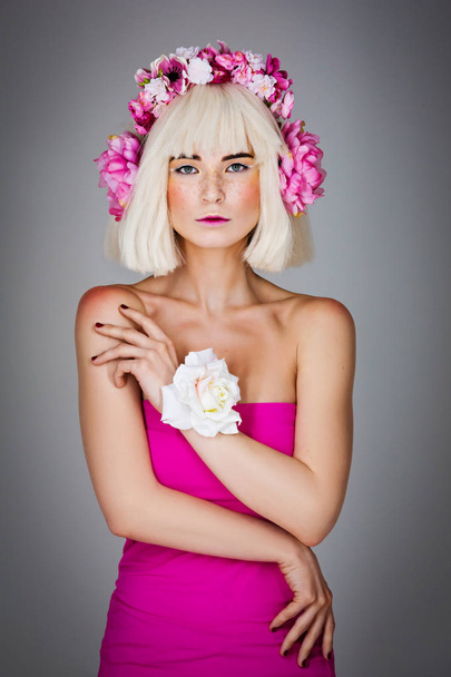 Piękna dziewczyna w różowej sukience z kwiatowy akcesoria głowa - Zdjęcie, obraz