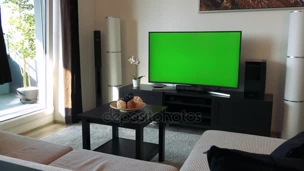 Uma TV com tela verde em uma acolhedora sala de estar
 - Filmagem, Vídeo