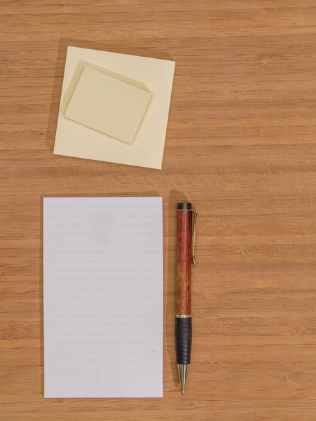 Bamboe Desk, Pen, notitie Pad, kleverige nota 's - Foto, afbeelding