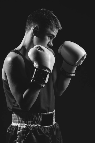 Joven boxeador deportista sobre fondo negro
 - Foto, imagen