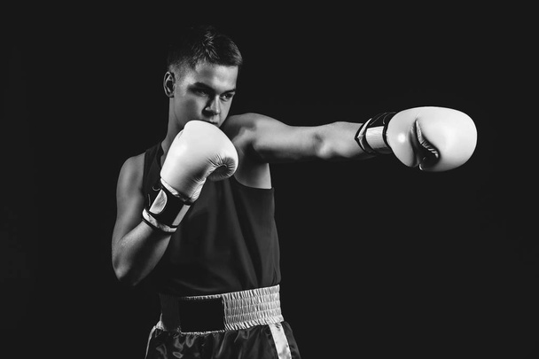 Joven boxeador deportista sobre fondo negro
 - Foto, Imagen