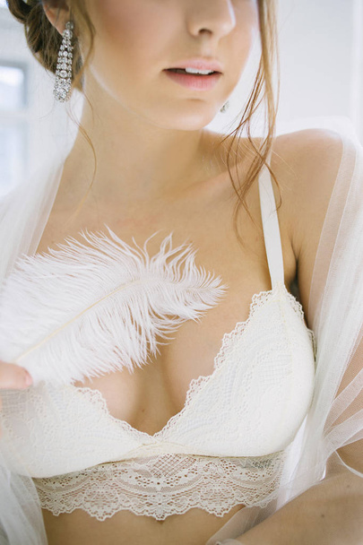 Bride with feathers in hand - Zdjęcie, obraz