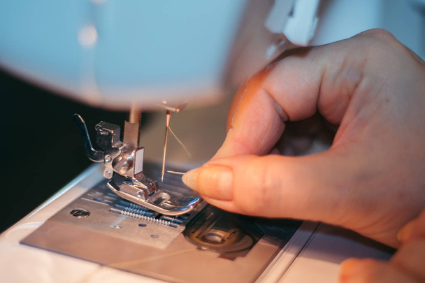 Máquina de coser, tela de mano
 - Foto, Imagen