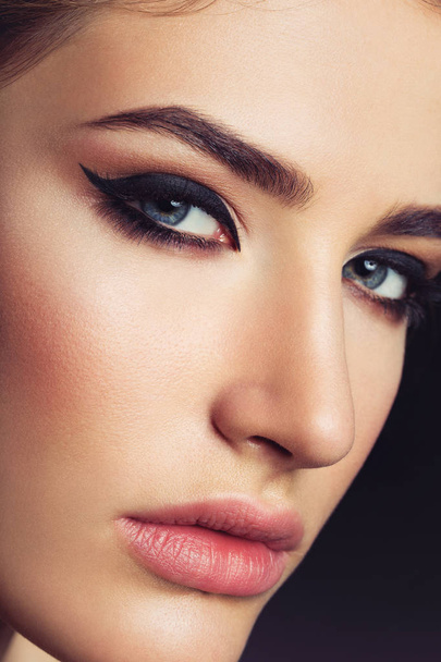 Beautiful girl with cat eye make-up - Foto, afbeelding