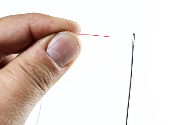 hand of man threading a needle - Foto, Bild