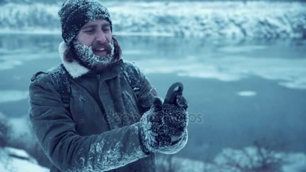 Hombre congelado encontrando un camino en el bosque
 - Imágenes, Vídeo