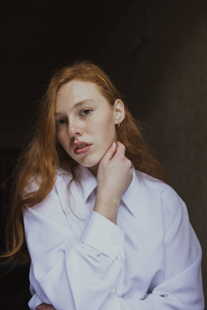 Retrato de jovem modelo com sardas sobre um fundo preto
 - Foto, Imagem
