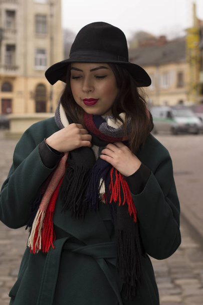 Jolie maquette en chapeau et manteau dans la rue
  - Photo, image