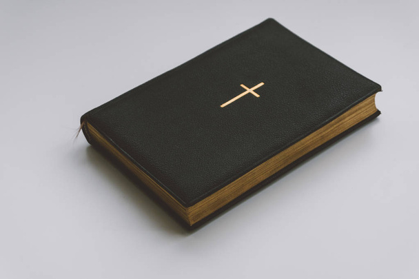Καθολικό βιβλίο με έναν χρυσό σταυρό, ένα καθολικό βιβλίο με χρυσό σελίδες και σύμβολα. Καθολική πίστη στον Ιησού Χριστό - Φωτογραφία, εικόνα